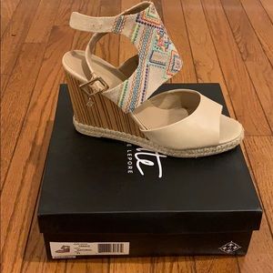 Nanette Lepore summer wedges in natural w/ print